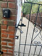 House Sleeps 6 Garden