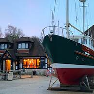 Stylish Itchenor Home Walk to Harbour Pub