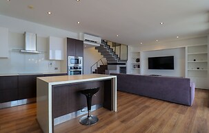 w Upscale 2BR Duplex w Balcony in Miraflores