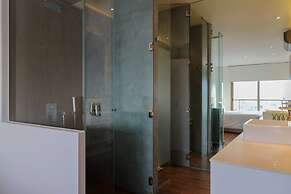 w Upscale 2BR Duplex w Balcony in Miraflores