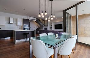 w Upscale 2BR Duplex w Balcony in Miraflores