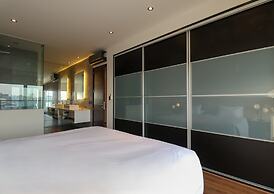 w Upscale 2BR Duplex w Balcony in Miraflores