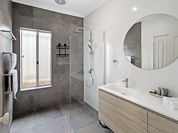 Bright 3-bed House With Garage Parking