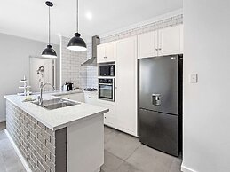 Bright 3-bed House With Garage Parking