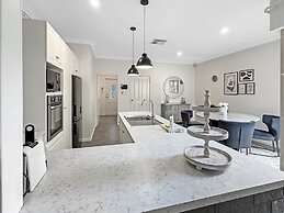 Bright 3-bed House With Garage Parking