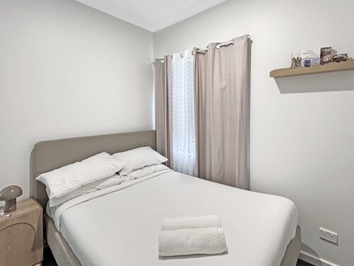 Bright 3-bed House With Garage Parking