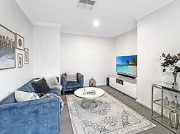 Bright 3-bed House With Garage Parking