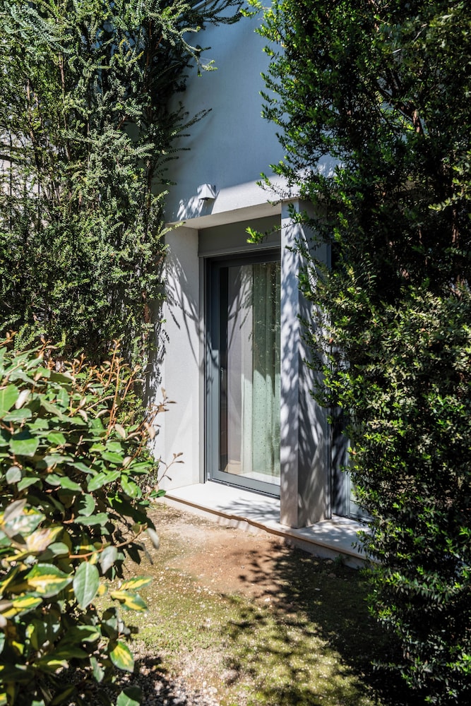Rare Koukaki garden flat near Acropolis