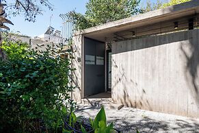 Rare Koukaki garden flat near Acropolis