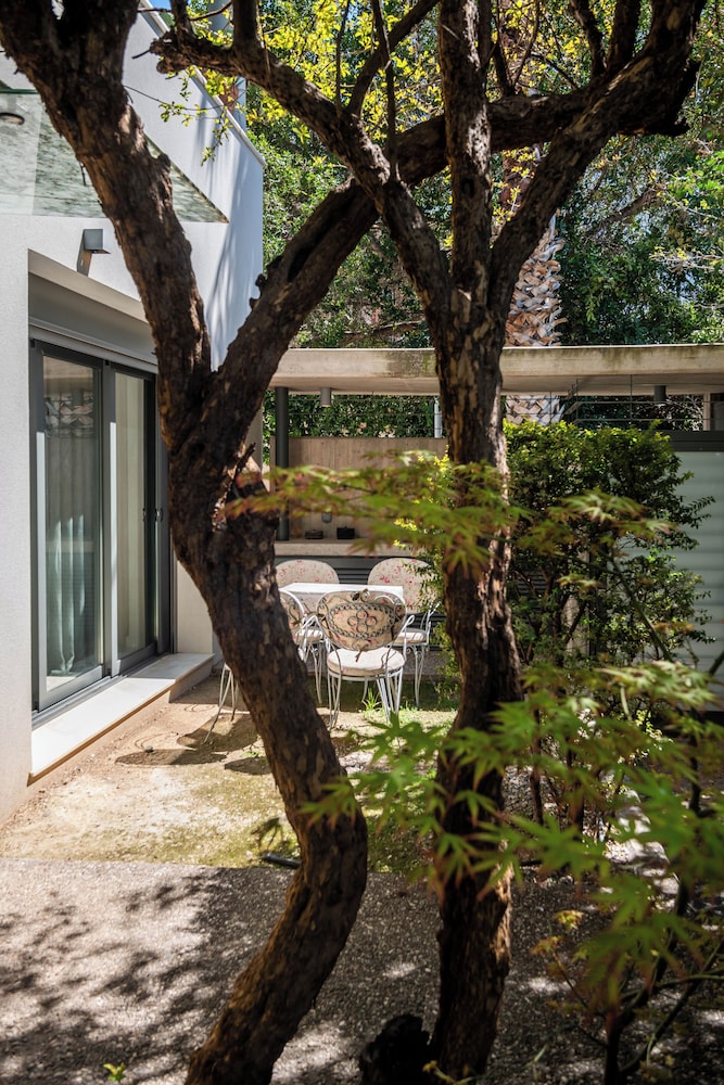 Rare Koukaki garden flat near Acropolis