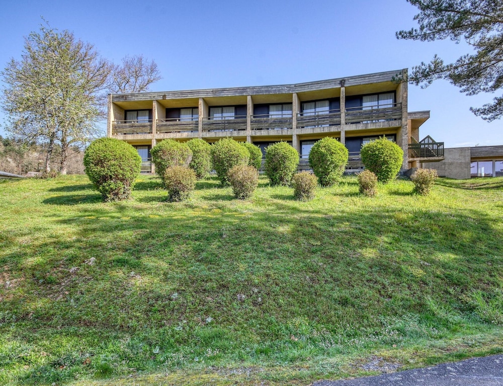 3-person Lakefront Stay in Miremont