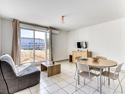 AC Apartment With Pool View for 4