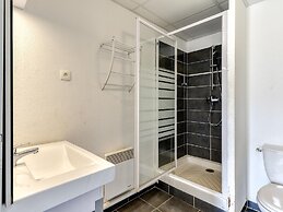 AC Apartment With Pool View for 4