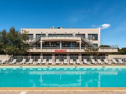 AC Apartment With Pool View for 4