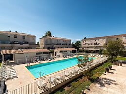 AC Apartment With Pool View for 4