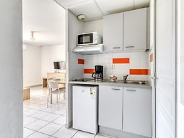 AC Apartment With Pool View for 4