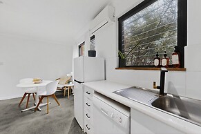 Beachside 1-bed Retreat With Parking Cronulla