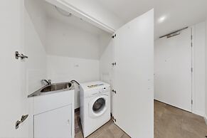 Skyline 2BR Apt Near Metro Ryde