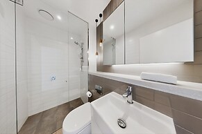 Skyline 2BR Apt Near Metro Ryde