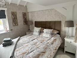 Tranquil Solihull Retreat - 3 Bedroom House