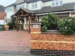 Tranquil Solihull Retreat - 3 Bedroom House