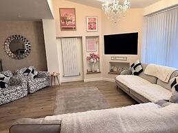 Tranquil Solihull Retreat - 3 Bedroom House