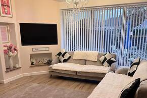 Tranquil Solihull Retreat - 3 Bedroom House