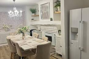 Tranquil Solihull Retreat - 3 Bedroom House