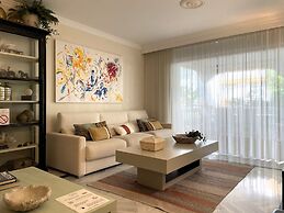Modern 2-bedroom Apartment With Private Underground Parking Lift Acces