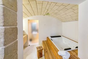Martano Jacuzzi Suite w/ Terrace & BBQ