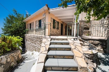 Almondtree House Exanthia - Private Parking