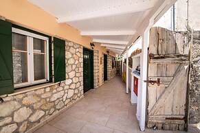 Almondtree House Exanthia - Private Parking