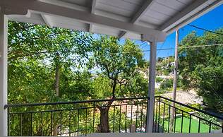 Almondtree House Exanthia - Private Parking