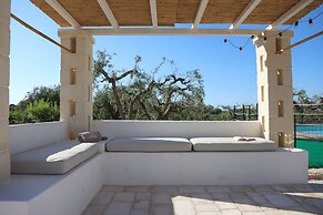 TD Trulli Albapetra Pool & Olive Trees