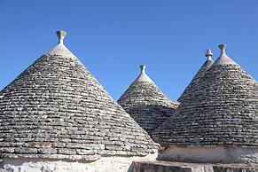 TD Trulli Albapetra Pool & Olive Trees