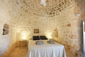 TD Trulli Albapetra Pool & Olive Trees