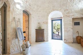 TD Trulli Albapetra Pool & Olive Trees