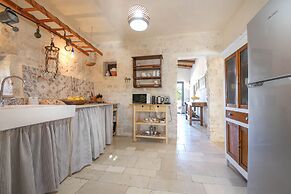 TD Trulli Albapetra Pool & Olive Trees