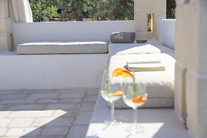 TD Trulli Albapetra Pool & Olive Trees