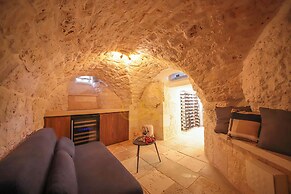 TD Trullo Titiro Vineyard, Wine Cellar & Pool
