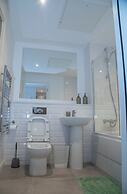 2br(en-suite/ Sleeps 4 With Private Parking