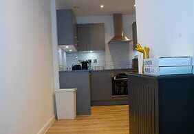 2br(en-suite/ Sleeps 4 With Private Parking