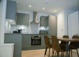 2br(en-suite/ Sleeps 4 With Private Parking