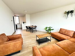 Spacious City Retreat With Balcony