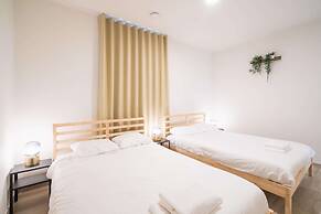 Spacious City Retreat With Balcony