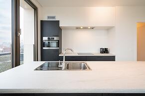 Spacious City Retreat With Balcony