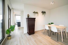 Spacious City Retreat With Balcony