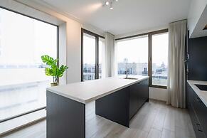 Spacious City Retreat With Balcony