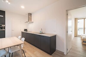 Spacious City Retreat With Balcony