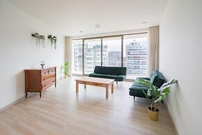 Spacious City Retreat With Balcony